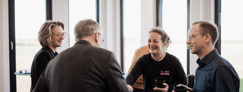 Netzwerken und Kontakte knüpfen beim Unternehmensbesuch