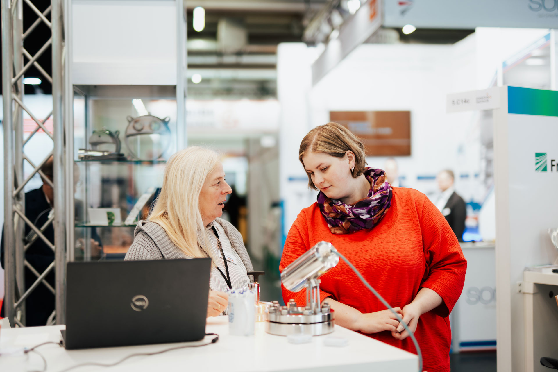 Austausch und Coaching. Wir bringen die richtigen Personen zusammen, hier bei unserem gemeinsamen Messestand